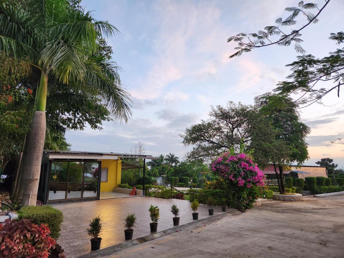 Hillrock Resort & Villas, Neral-Karjat Extérieur photo